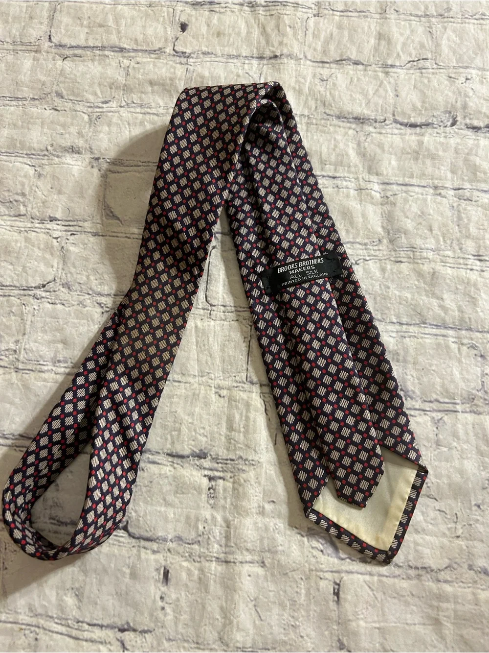 BROOKS BROTHERS MAKERS ALL SILK PRINTED IN ENGLAND GEOMETRIC PATTERN MEN’S TIE